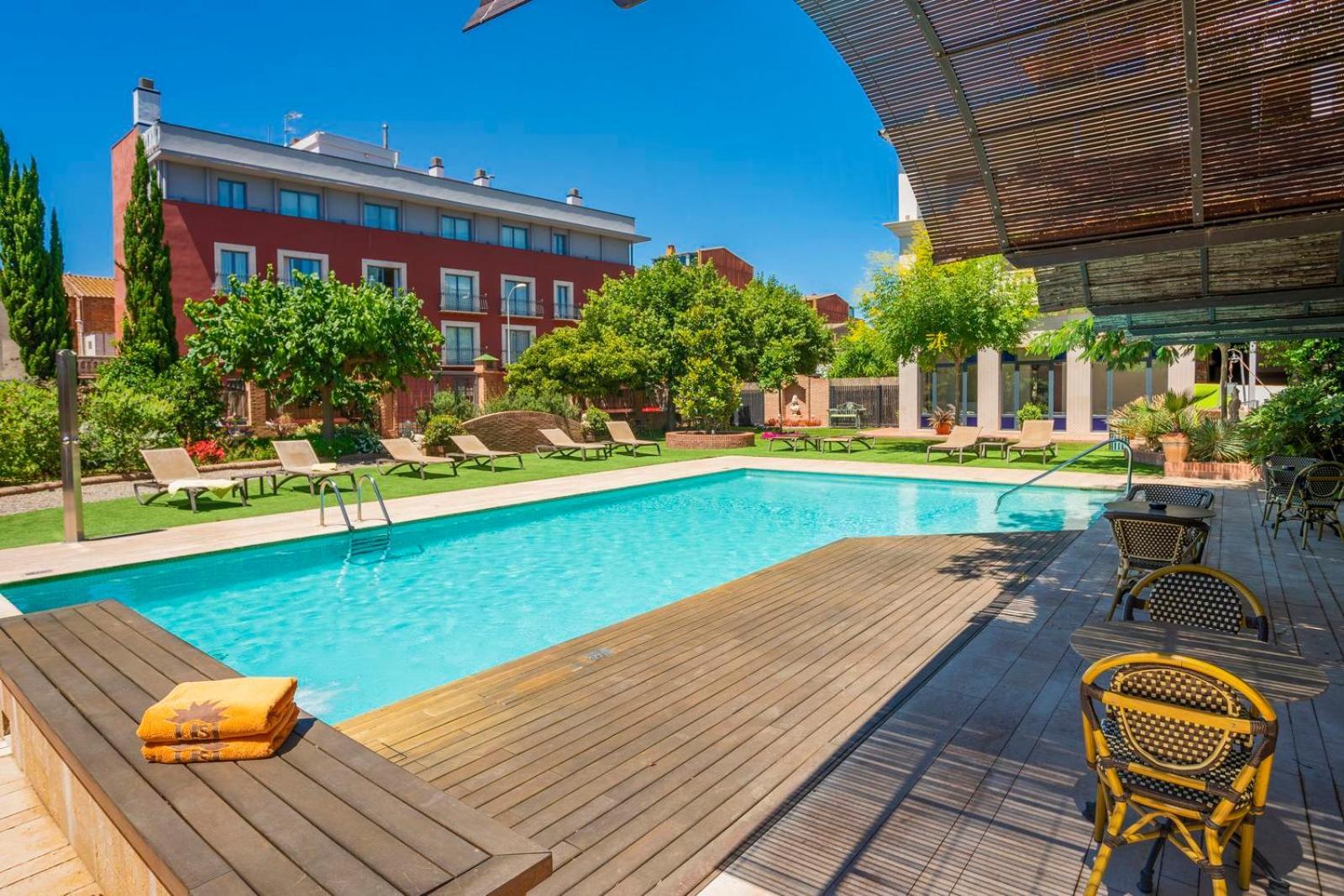 Apartaments Suites Sant Jordi Montbrió del Camp Dış mekan fotoğraf