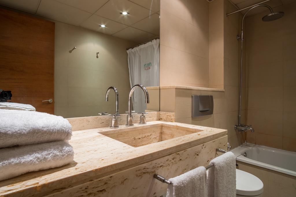 Apartaments Suites Sant Jordi Montbrió del Camp Dış mekan fotoğraf