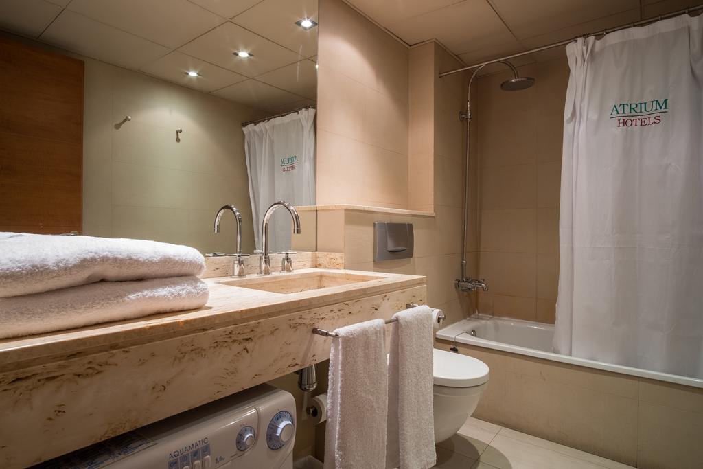 Apartaments Suites Sant Jordi Montbrió del Camp Dış mekan fotoğraf