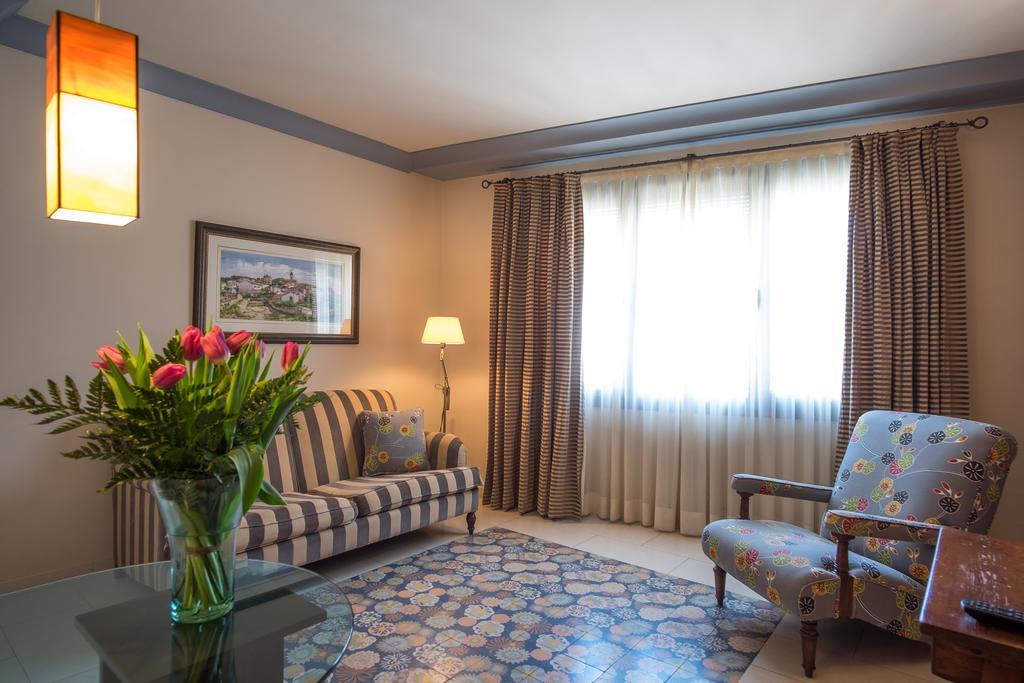 Apartaments Suites Sant Jordi Montbrió del Camp Dış mekan fotoğraf