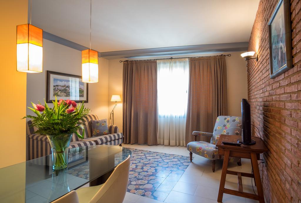 Apartaments Suites Sant Jordi Montbrió del Camp Dış mekan fotoğraf