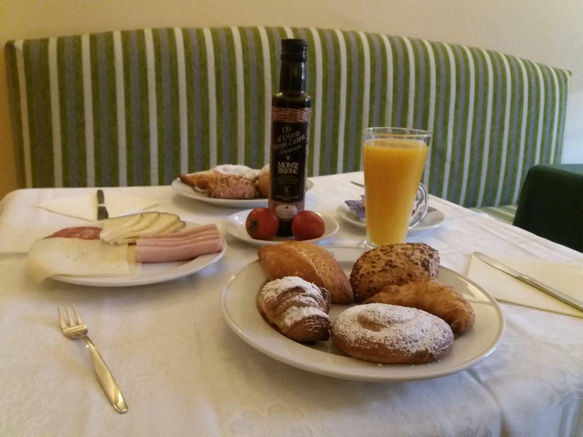 Apartaments Suites Sant Jordi Montbrió del Camp Dış mekan fotoğraf